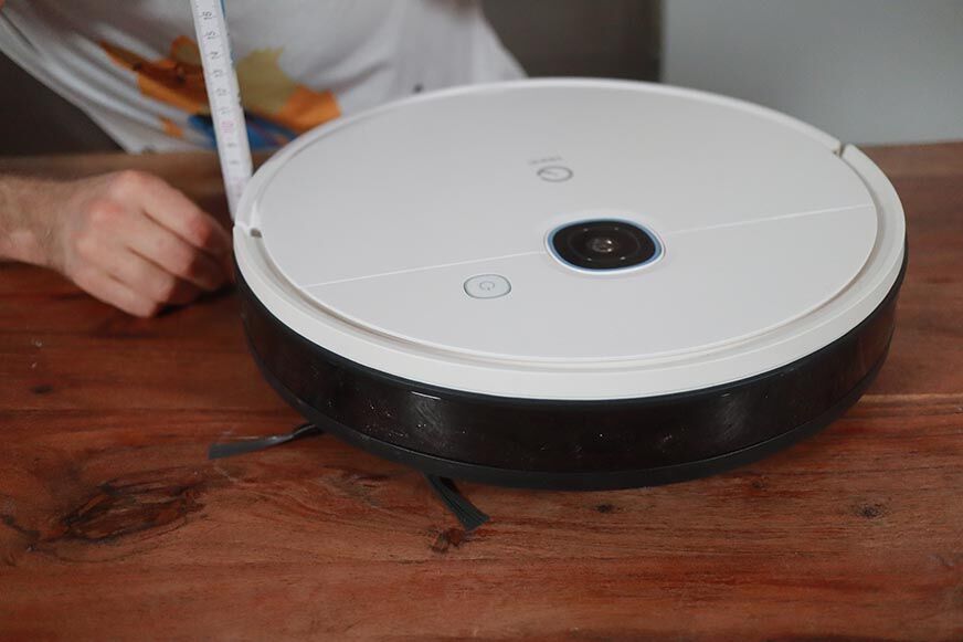 Использование линейки для измерения высоты робота-пылесоса Yeedi Vac